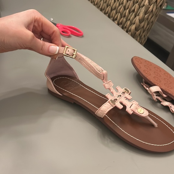 Tory Burch Phoebe Flat Thong Leather Logo Sandals. - Picture 4 of 6